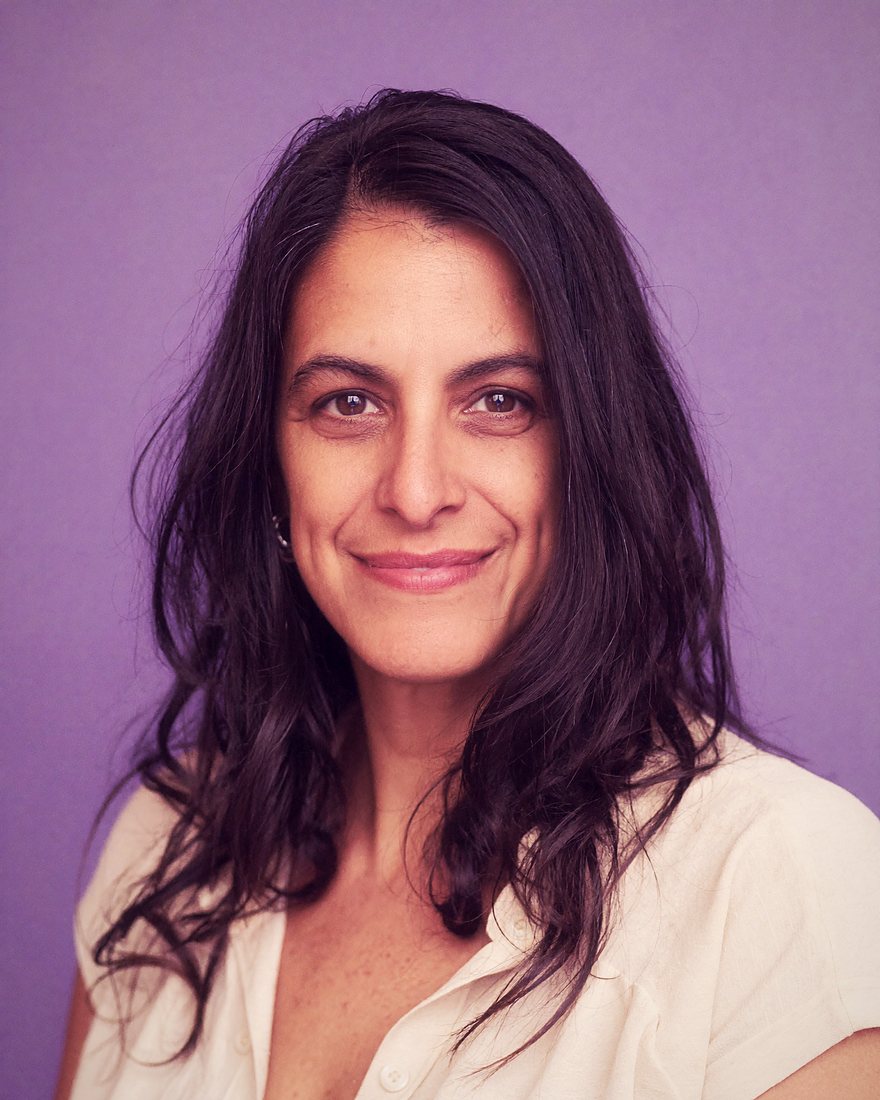 Retrato de Lore Ferreyra sobre fondo violeta